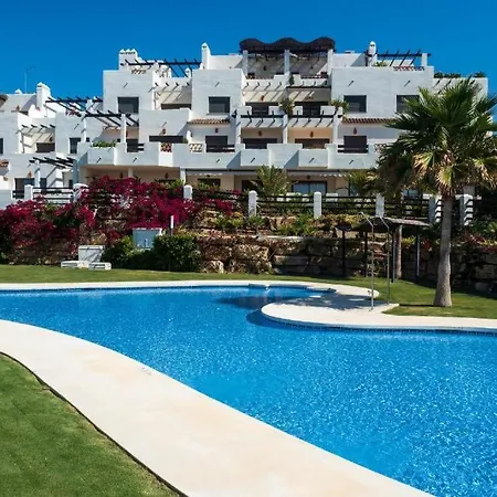 Luxury With Private Garden & Solarium, Sunset Golf, Marbella, Lejlighed Estepona
